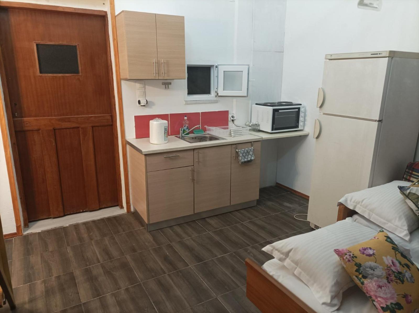 Βαχος Rooms 4 Tseratsia Bagian luar foto